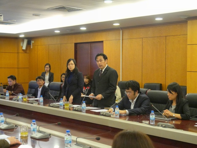 Ông Masahiro Yamamoto (phải) và bà Nguyễn Thị Quyên (trái) đại diện Panasonic Việt Nam báo cáo kết quả hợp tác giữa Panasonic và Tổng Cục Môi Trường (VEA) về vấn đề bảo vệ môi trường năm 2016.