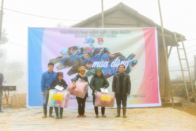 Hành trình đầy ý nghĩa của Đoàn Thanh niênTrường ĐH Mỏ - Địa chất tại xã Chế tạo - Mù Cang Chải - 2
PGS.TS Trần Xuân Trường - Phó Hiệu trưởng và ThS. Trần Anh Dũng - Bí thư Đoàn thanh niên Trường tặng quà cho các gia đình chính sách có hoàn cảnh khó khăn ở xã Chế Tạo