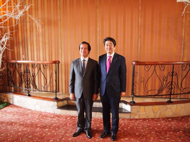 Giám đốc Đại học Quốc Gia Hà Nội Nguyễn Kim Sơn và Thủ tướng Nhật Bản Shinzo Abe
