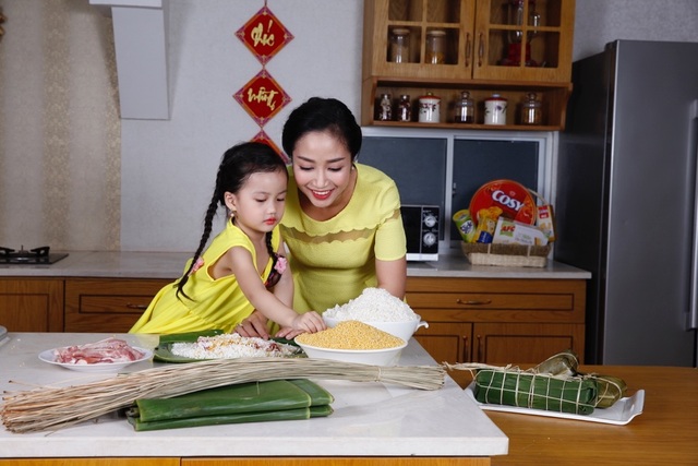 Bí quyết để có mùa Tết an toàn cho cả gia đình - 2 Bàn tay khéo léo của người phụ nữ sẽ khiến bữa cơm ngày Tết được tròn vị yêu thương