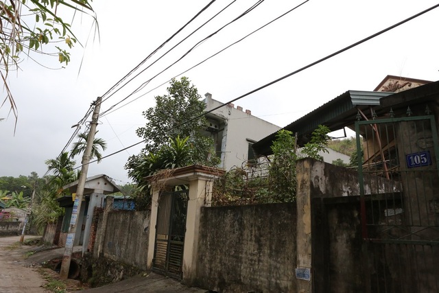 Quảng Ninh: Hơn 1000 hộ dân phải sống bên "hố tử thần" vì nạn khai thác than thổ phỉ - 2
Hố tử thần nằm ngay trên những trục đường chính của khu dân cư