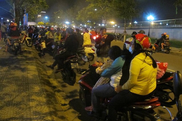 Không pháo hoa, giao thừa đậm chất văn hoá Việt - 19 Nhiều người đứng dọc đường để xem chương trình nghệ thuật đêm giao thừa