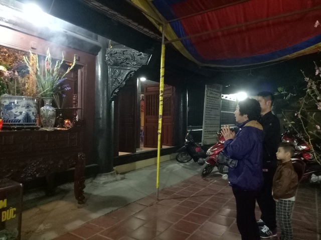 Đón giao thừa cùng tiếng chuông chùa đồng loạt ngân vang - 13 Nhiều gia đình mang theo cả con nhỏ vào đình để cầu nguyện điều tốt lành cho năm mới