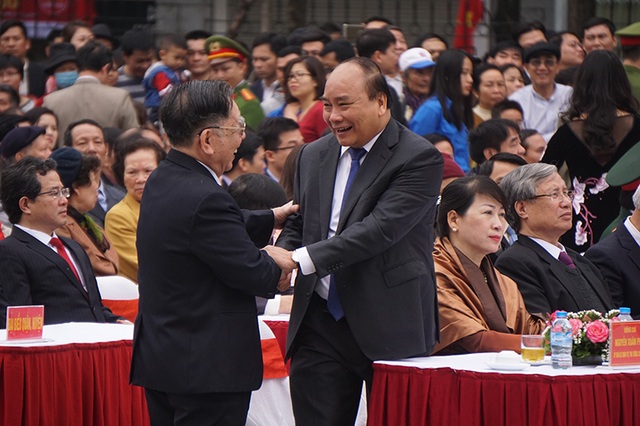 Thủ tướng dâng hương tại lễ kỷ niệm 228 năm chiến thắng Ngọc Hồi - Đống Đa - 3 Thủ tướng Nguyễn Xuân Phúc trao đổi cùng đại biểu tại Lễ kỷ niệm