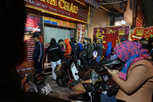 Bế con xếp hàng từ 5h sáng để mua vàng Thần tài - 2
Cũng từ tờ mờ sáng, đã có nhiều người dân đến cửa hàng đợi để mua vàng.