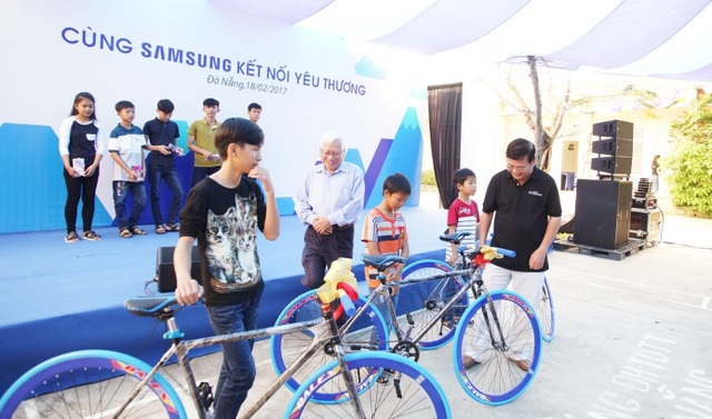 Phan Anh tiếp tục là "người vận chuyển" trong dự án kết nối yêu thương - 2 Phan Anh tiếp tục là "người vận chuyển" trong dự án kết nối yêu thương - 2