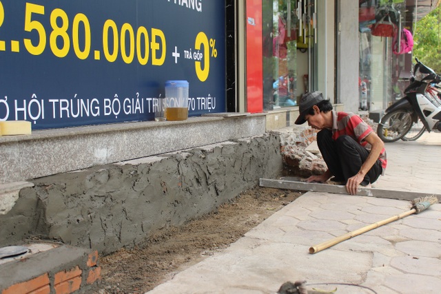 Thợ hồ kiếm tiền triệu/ngày nhờ sửa bậc tam cấp - 2 “Nếu làm theo nhóm khoảng 2 – 3 thợ thì trong 1 ngày là sửa xong 1 bậc tam cấp”, chú Đức cho biết.