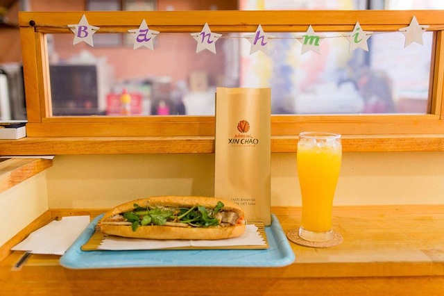 Khởi nghiệp ở nước ngoài: Bánh mì 'Xin chào' làm náo loạn Nhật Bản - 3
Một suất ăn tại tiệm Xin chào cho chính tay 2 ông chủ người Việt sản xuất