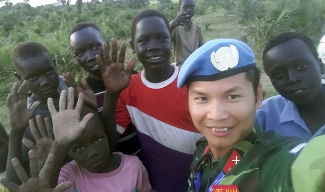 Những lính Việt đội Mũ nồi xanh - 3 Thiếu tá Trương Anh Tuấn bên những đứa trẻ Nam Sudan.