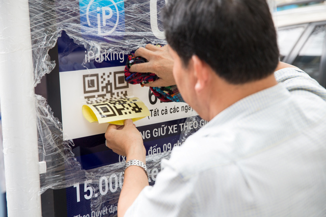 Hà Nội chuẩn bị cho việc thử nghiệm quản lý điểm đỗ xe bằng phần mềm - 2 Mã QR Code trên bảng thông báo Iparking