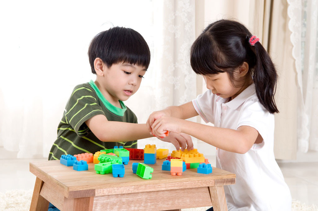 Cha mẹ giúp con phát triển kỹ năng xã hội theo từng độ tuổi - 2 Cha mẹ giúp con phát triển kỹ năng xã hội theo từng độ tuổi - 2