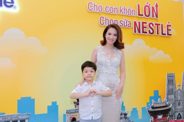 Sao Việt “khoe” bí quyết bổ sung 50% lượng canxi hàng ngày cho con - 2 Diễn viên Đan Lê chia sẻ: “Với tôi một loại sữa đầy đủ chất dinh dưỡng, đặc biệt là hàm lượng canxi sẽ giúp bé phát triển khỏe mạnh”.