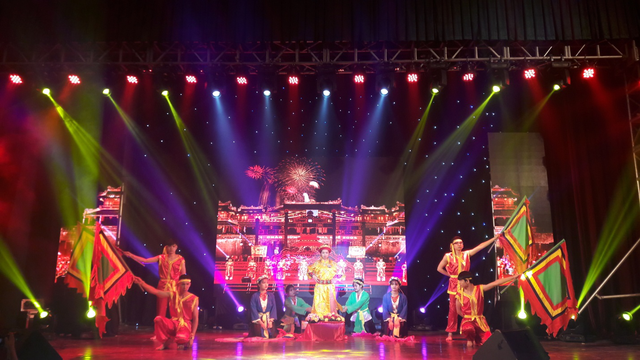 Tiết mục “Giặc đói” giành quán quân đêm chung kết AOF’s Got Talent - 1
Các tiết mục trong đêm chung kết đa dạng ở các thể loại như: múa đương đại, nhảy hiện đại, hát, chầu văn, hòa tấu nhạc cụ dân tộc… tất cả cùng tranh tài, cống hiến hết mình cho đêm thi hoành tráng