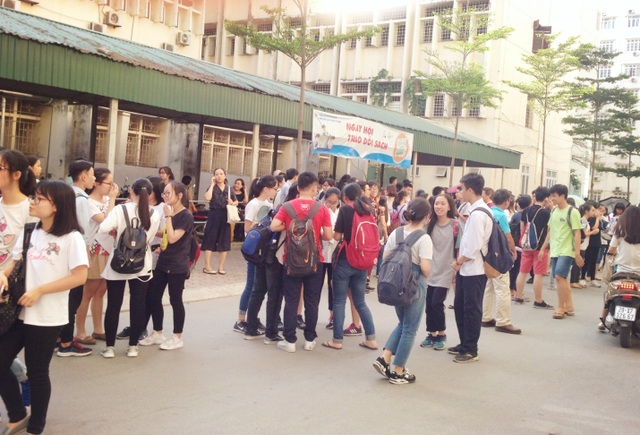 Thí sinh không tự tin với đề tiếng Anh vào trường Chuyên ĐH Sư phạm - 2 Nhiều nhóm thí sinh nán lại trao đổi đề sau khi rời phòng thi môn chuyên Anh.