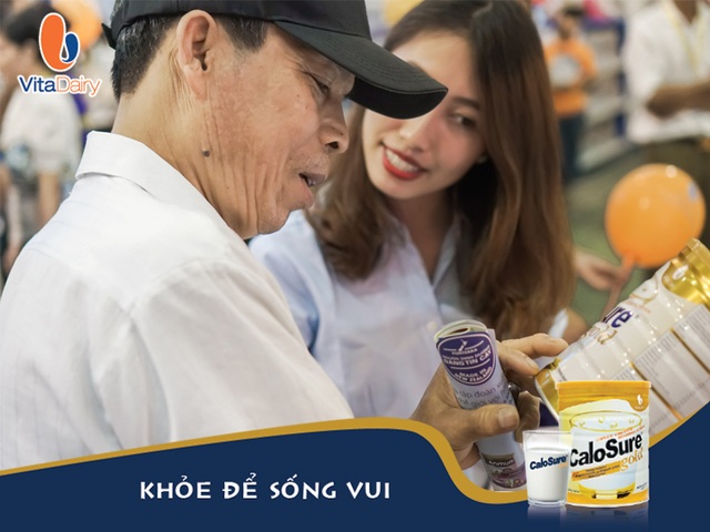Thương hiệu sữa Việt nổi bật tại Triển lãm Sữa Quốc tế đầu tiên tại Việt Nam - 2 Người tiêu dùng rất hào hứng khi được tham quan, tìm hiểu và dùng thử các sản phẩm của VitaDairy