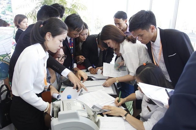 Nhà đầu tư BĐS sốt sắng mua đất nền đẹp nhất Nam Đà Nẵng - 2 Khách hàng chen chân đăng ký mua các lô đất nền tại Ngọc Dương Riverside.