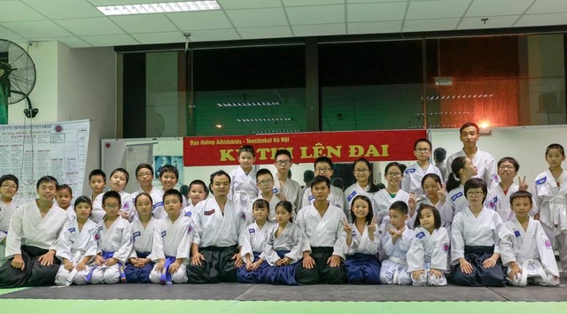 Đạo đường Aikidokids.vn - Lớp học võ đạo tốt nhất cho trẻ ngày hè - 2 Các thầy cô HLV trong một lớp học Aikidokids.vn ở Hà Đông