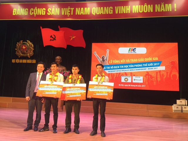 Nhà vô địch 16 tuổi tham dự chung kết nhà vô địch tin học văn phòng tại Mỹ - 3
Ông Đoàn Hồng Nam cùng 3 nhà vô địch Tin học văn phòng 2017 sẽ lên đường sang Mỹ dự cuộc thi Nhà vô địch tin học văn phòng Thế giới vào tháng 7 này