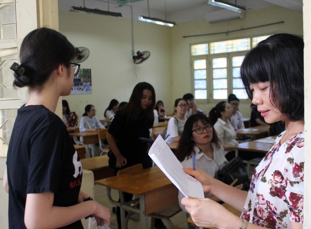 Chùm ảnh: Thí sinh cả nước làm thủ tục dự thi THPT quốc gia 2017 - 27 Giám thị gọi tên thí sinh vào phòng thi.