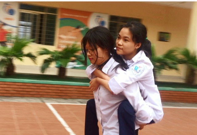 Nữ sinh cõng bạn leo 5 tầng thang bộ lên phòng thi - 2
Hình ảnh này khiến những ai chứng kiến rất cảm động.