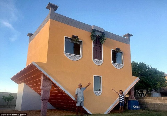 Thợ xây nghỉ hưu Valdevino Miguel da Silva ở Brazil đã tự xây dựng một ngôi nhà với mái ở dưới và nền ở trên.