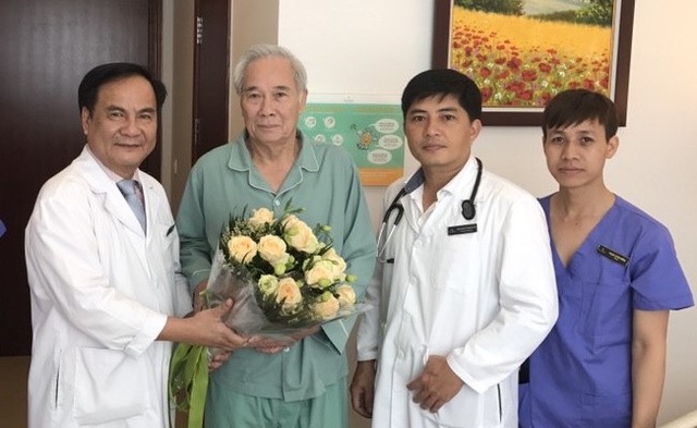 Bệnh nhân thoát nguy cơ đột tử nhờ thay van tim không cần phẫu thuật - 2 GS Bùi Đức Phú (ngoài cùng bên trái) – Giám đốc Bệnh viện ĐKQT Vinmec Times City tặng hoa cho ông Ngự trong ngày ra viện