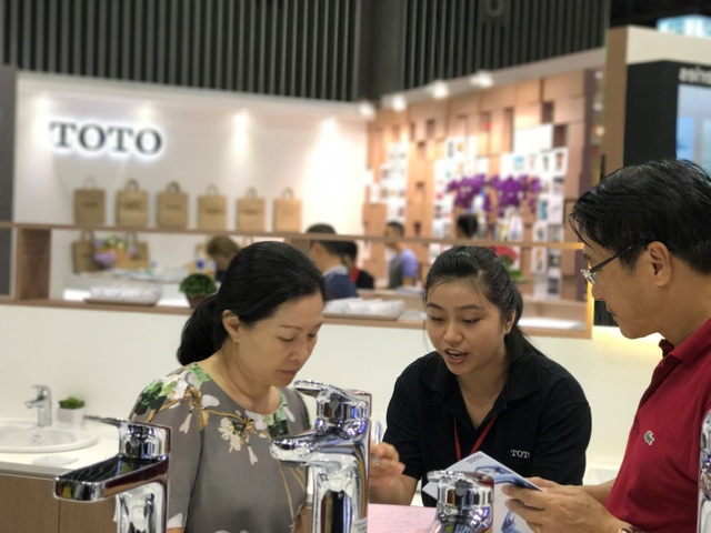 Giải pháp phòng tắm mới cho cuộc sống tiện nghi - 2 Khách hàng tìm hiểu sản phẩm sen vòi thế hệ mới của TOTO Việt Nam