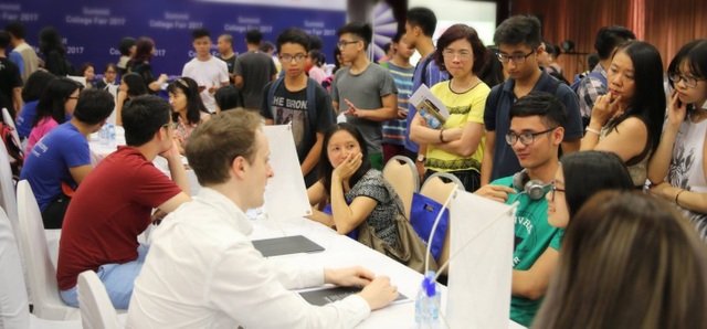 Những ngộ nhận khiến học sinh Việt “tuột” cơ hội giành học bổng Mỹ! - 2
Triển lãm du học với sự tham gia sinh viên hơn 50 trường ĐH hàng đầu Mỹ và Canada.
