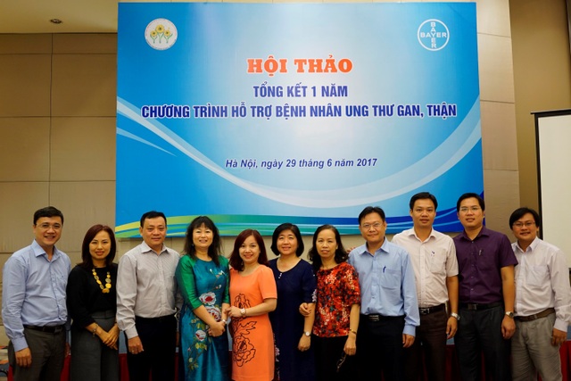 Chặng đường một năm đầu tiên Chương trình Hỗ trợ Bệnh nhân ung thư gan, thận - 2 Đại diện Quỹ Ngày mai tươi sáng, Bảo hiểm y tế, Các bệnh viện và Bayer tại hội thảo
