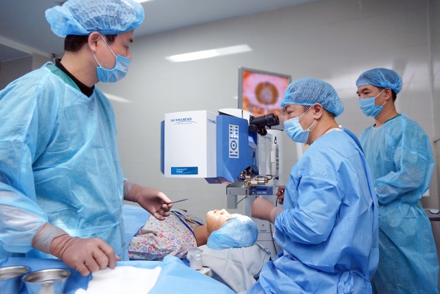 Phẫu thuật Laser hiện đại điều trị dứt điểm tật khúc xạ - 2 Nhiều bạn trẻ lựa chọn các phương pháp phẫu thuật Laser hiện đại để điều trị dứt điểm TKX