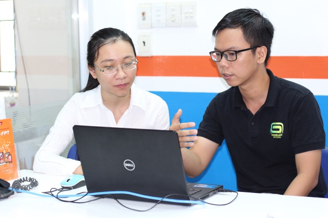 Toàn cảnh tư vấn “Học Lập trình, con đường dẫn đến thành công” - 7 Anh Trương Minh Hiếu – chuyên viên tuyển dụng tại Gameloft đang trả lời các thắc mắc của độc giả về vấn đề tuyển dụng.