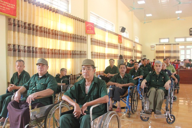 Trường Đại học Thủy Lợi tri ân người có công với cách mạng - 2
Trung tâm Điều dưỡng người có công tỉnh Phú Thọ hiện đang chăm sóc và nuôi dưỡng 36 thương, bệnh binh nặng 81% thương tật trở lên và đảm nhận nhiệm vụ điều dưỡng luân phiên người có công thuộc các tỉnh, thành trên cả nước.