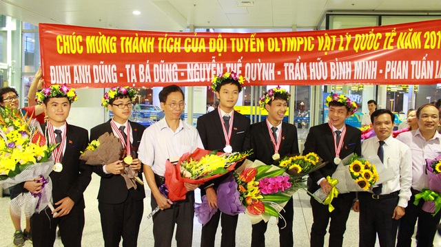 “Cậu Vàng” Đinh Anh Dũng: Đam mê là bí quyết thành công - 2 Đinh Anh Dũng (thứ 2, trái sang) là một trong 4 thí sinh của đội tuyển Việt Nam giành HCV Olympic Vật lý Quốc tế 2017.