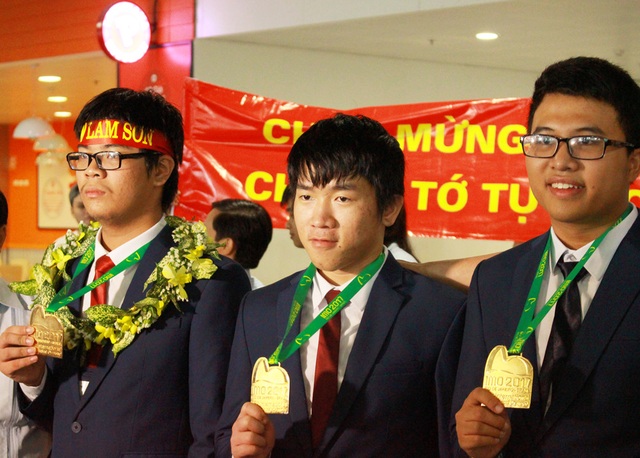 Ước mơ đặc biệt của Thủ khoa Olympic Toán Quốc tế - Hoàng Hữu Quốc Huy - 2 Quốc Huy (giữa) không chỉ mang về HCV cho đoàn Việt Nam mà còn là thí sinh đạt điểm cao nhất thế giới tại IMO 2017.
