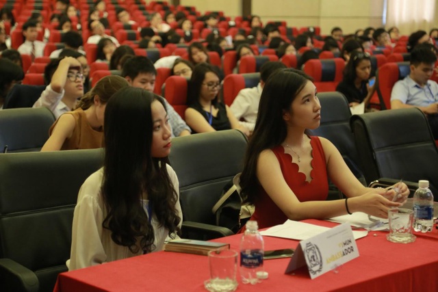 Đại sứ Pháp nhắn SV Việt cần học "nhiều hơn một ngoại ngữ" để không thua thiệt - 1
Chương trình thu hút sự quan tâm của các bạn trẻ.