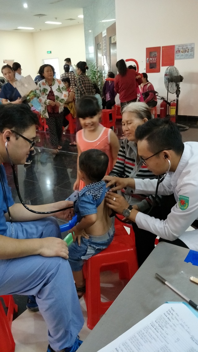 
Bác sỹ tương lai Lâm Hoàng Phúc hỗ trợ đoàn bác sĩ thiện nguyện Hoa Kỳ ghi chép hồ sơ bệnh nhi tại bệnh viện Tân Tạo.
