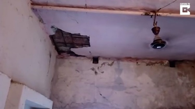 Sợ trần sập, nhân viên văn phòng vừa ngồi làm vừa đội mũ bảo hiểm - 2 Tòa nhà đã xuống cấp nghiêm trọng
