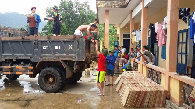 DHS Việt tại Nga về nước xây công trình phụ, tu bổ trường học ở bản Rào Con - 2
Sinh viên Việt tại Nga về nước tiến hành xây dựng công trình phụ cho giáo viên và học sinh ở điểm trường Sơn Trạch 2, Bố Trạch, Quảng Bình.