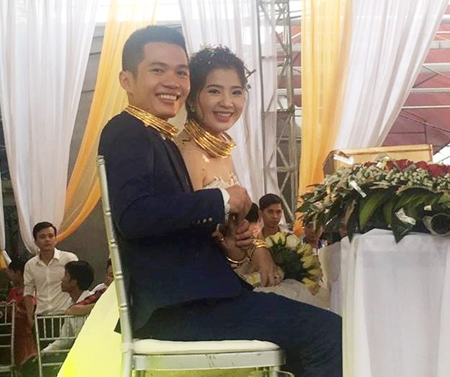 Cô dâu, chú rể cổ đeo trĩu vàng được tặng biệt thự, xe hơi ngày cưới - 3 Cặp đôi hạnh phúc trong đám cưới
