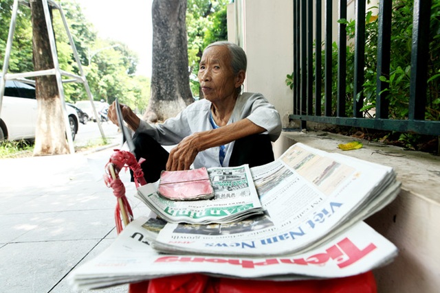Đầu bạc, lưng còng len lỏi mưu sinh khắp Thủ đô - 1 Đầu bạc, lưng còng len lỏi mưu sinh khắp Thủ đô - 1