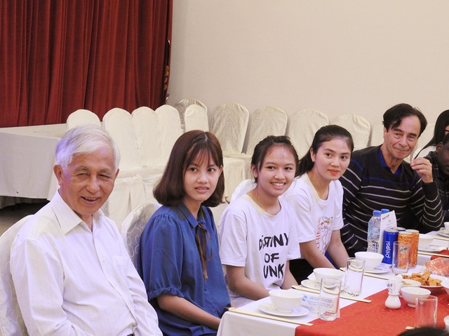 GS Trần Thanh Vân: “Muốn có nhân lực tốt, nhân lực phải đủ sống” - 2 GS Trần Thanh Vân (ngoài cùng bên trái) và GS Pháp Odon Vallet (ngoài cùng bên phải) tại buổi gặp gỡ thân mật với các em học sinh xuất sắc được trao học bổng Vallet 2017 tối 26/8 ở Hà Nội.