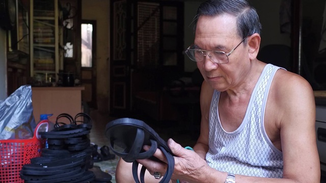 Chuyện lạ về "ông vua" đôi dép huyền thoại: Hạn chế người mua - 1 Hơn nửa thế kỷ ông Xuân đã làm thủ công hàng trăm nghìn đôi dép lốp