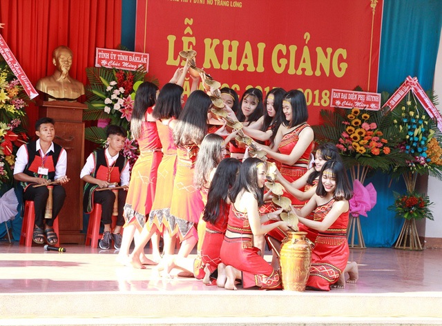 Nụ cười rạng rỡ của học sinh dân tộc thiểu số trong lễ khai giảng - 7 Tiết mục văn nghệ đậm chất Tây Nguyên