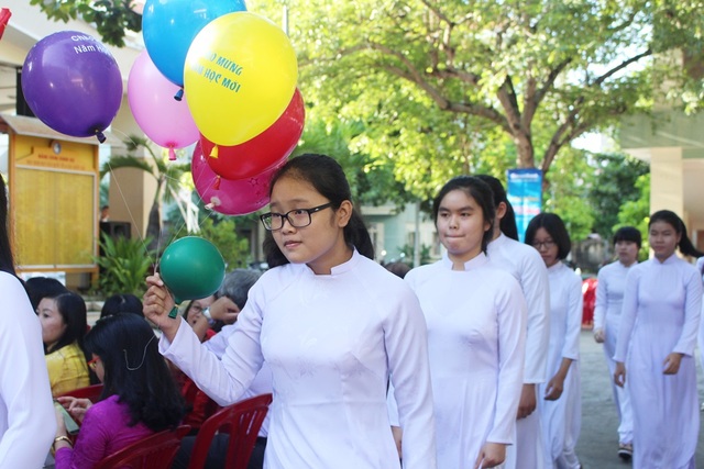 Rộn ràng lễ khai giảng năm học mới trên mọi miền Tổ quốc - 41
Tâm điểm trong lễ khai giảng tại trường THPT Chuyên Lê Quý Đôn (TP Nha Trang) là lễ đón các em lớp 10. (Ảnh: Viết Hảo)