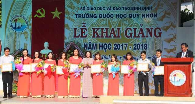 Rộn ràng lễ khai giảng năm học mới trên mọi miền Tổ quốc - 32
Thầy cô giáo Trường THPT Quốc học Quy Nhơn nhận Bằng khen của Chủ tịch UBND tỉnh Bình Định. (Ảnh: Doãn Công)