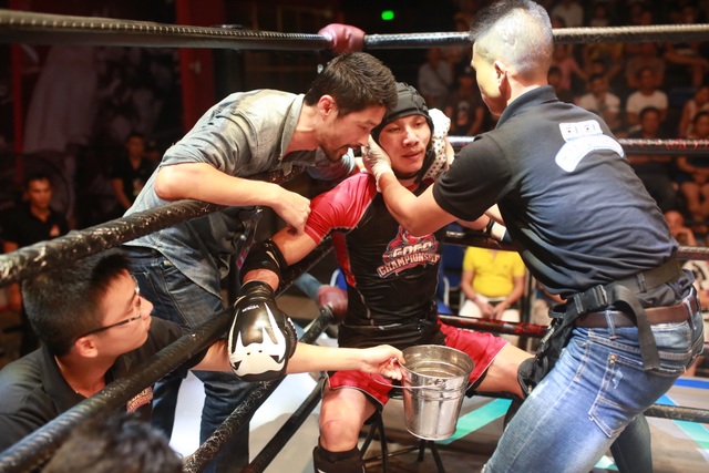 Coco Championship gây sốc ở vòng bán kết - 2 Đạo diễn Johnny Trí Nguyễn tranh thủ dặn dò các thí sinh trong thời gian nghỉ giữa hiệp ngắn ngủi