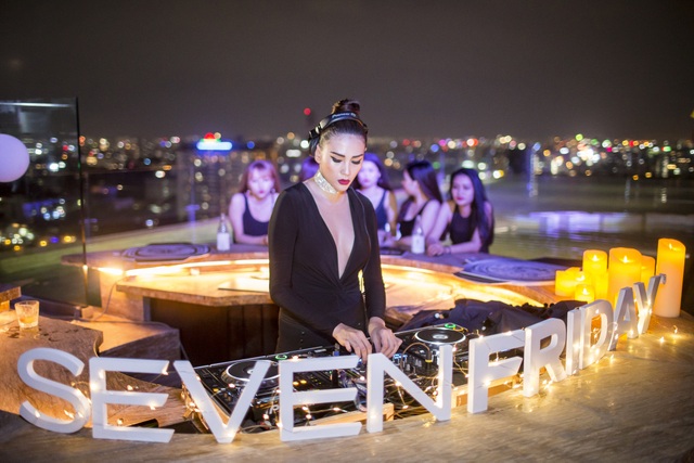 Ông chủ SevenFriday hội ngộ người yêu đồng hồ tại Sài Gòn - 2 Siêu mẫu, DJ khách mời và cũng là giám khảo quyền lực của Vietnam next topmodel Võ Hoàng Yến chơi nhạc trong đêm giao lưu, cô cũng là chủ nhân của chiếc SevenFriday P3/3.
