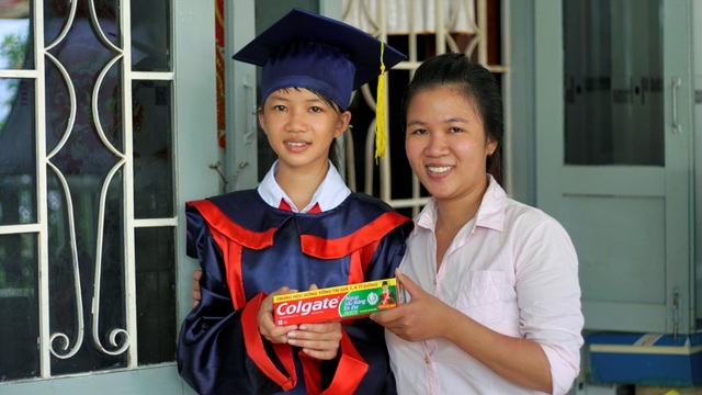 Lắng nghe ước mơ để thắp sáng tương lai trẻ thơ Việt - 2 Bảo Hân cùng dì tươi cười chụp ảnh kỷ niệm khi nhận học bổng Colgate 2017.