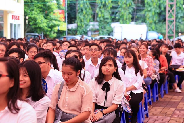 Giám đốc ĐH QGHN: "Thời đại mới, sinh viên phải tích lũy cho mình cái bất biến” - 2
Các sinh viên chăm chú lắng nghe. (Ảnh: Ngọc Tùng)