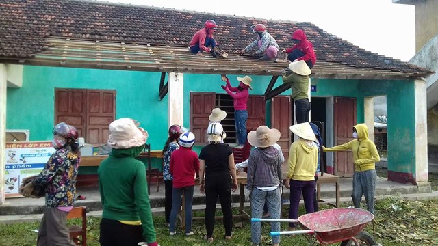 Bão tan, cô giáo leo nóc lớp học lợp lại mái ngói - 2 Dù gia đình cũng bị thiệt hại nhưng các cô đã gác lại việc nhà để đi sửa trường lớp.